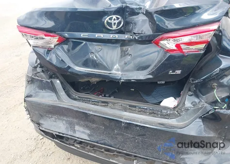 2020 Toyota Camry Le z USA, uszkodzony, nr VIN 4T1C11AK9LU979686